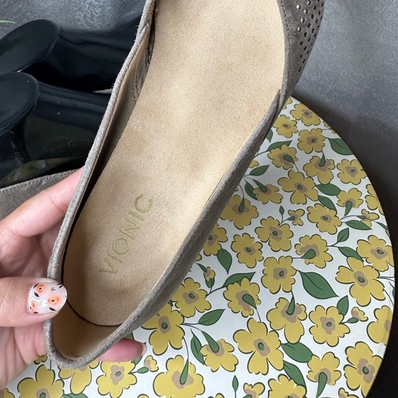 Vionic Women’s Suede Laser Cut Pointed Toe Flats Taupe Sz 7 - Picture 8 of 12